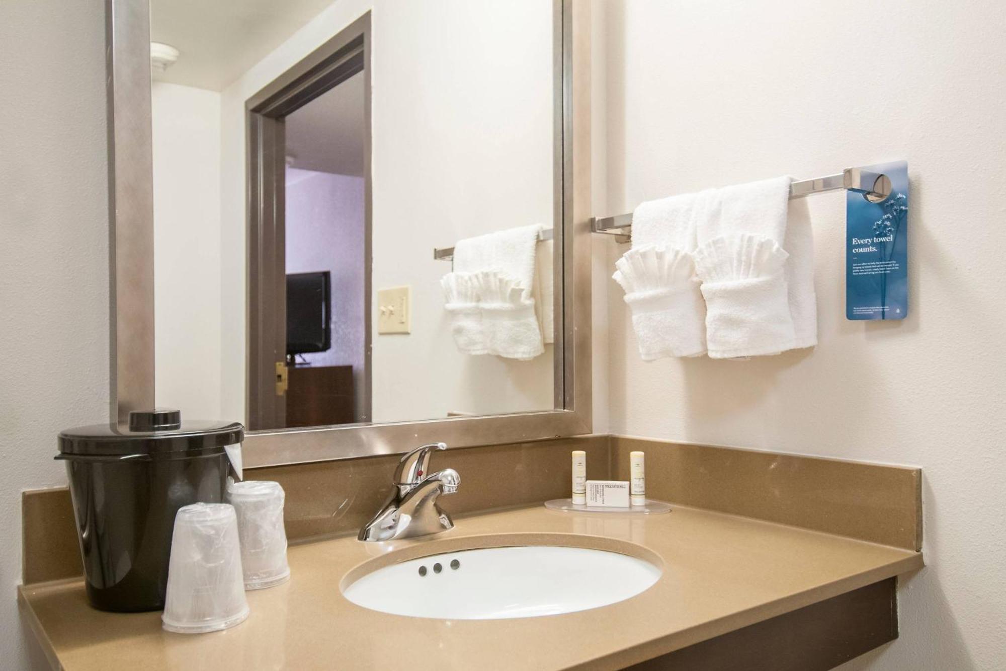 King Room with Bathtub - Mobility Access/Hearing Accessible